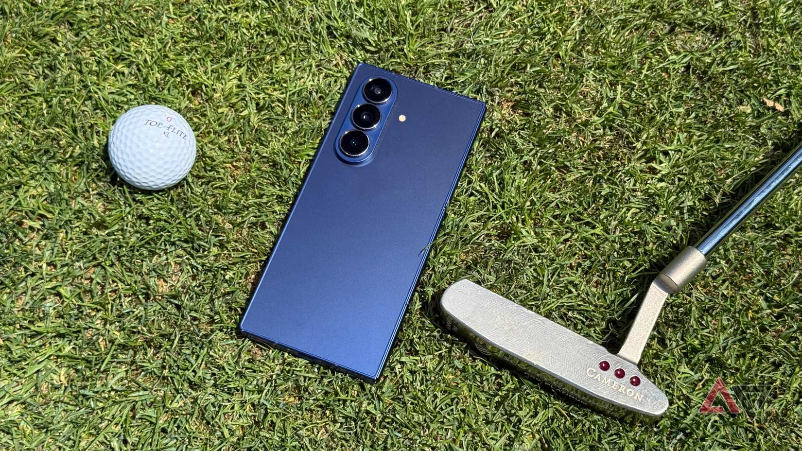 Samsung Galaxy Z Fold 7 ao lado de um clube de golfe e bola