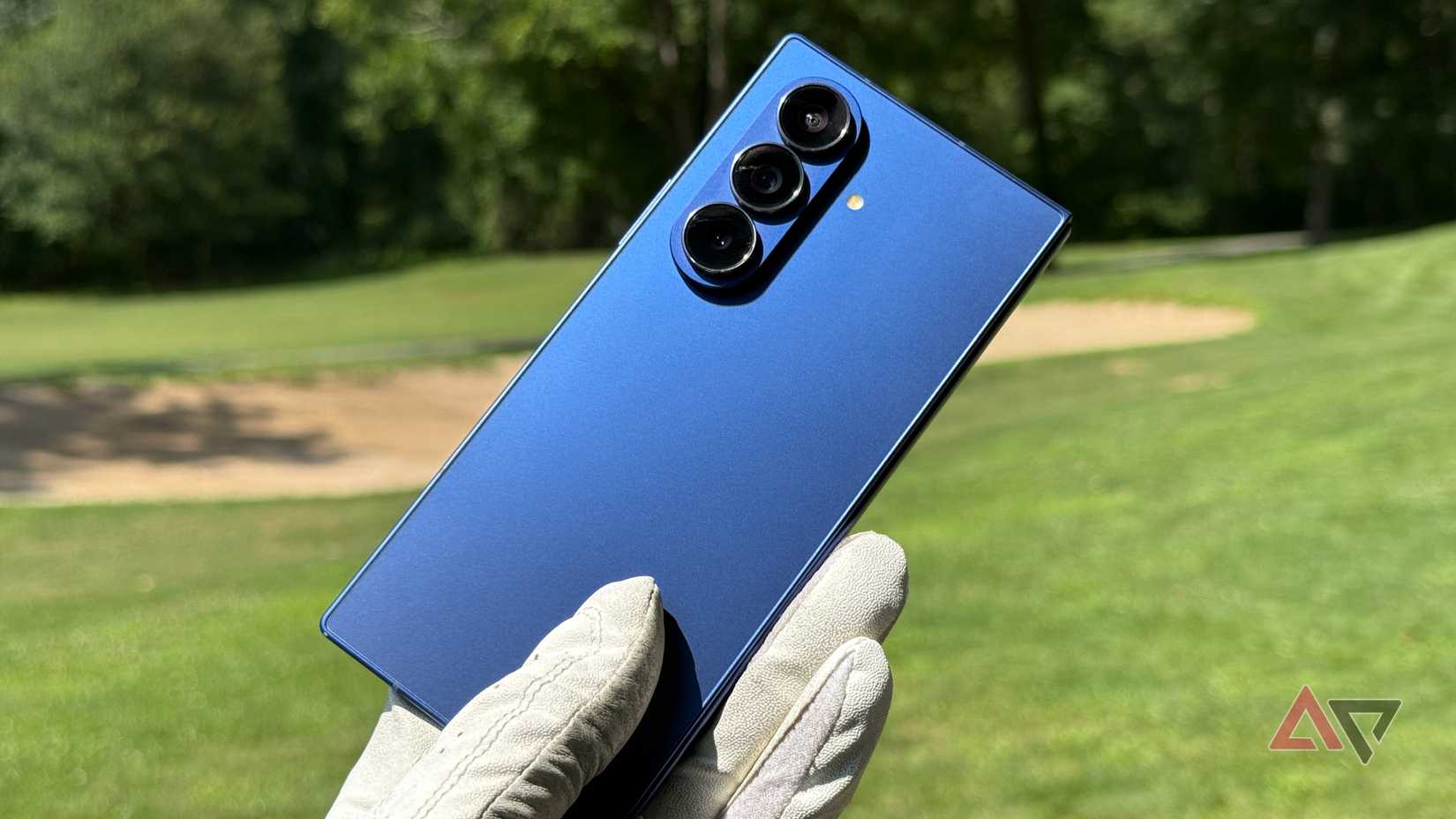Samsung Galaxy Z Fold 7 no campo de golfe