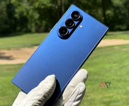 Samsung Galaxy Z Fold 7 no campo de golfe