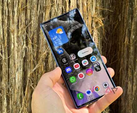 Tela de cobertura do Samsung Galaxy Z Fold 7 em exteriores