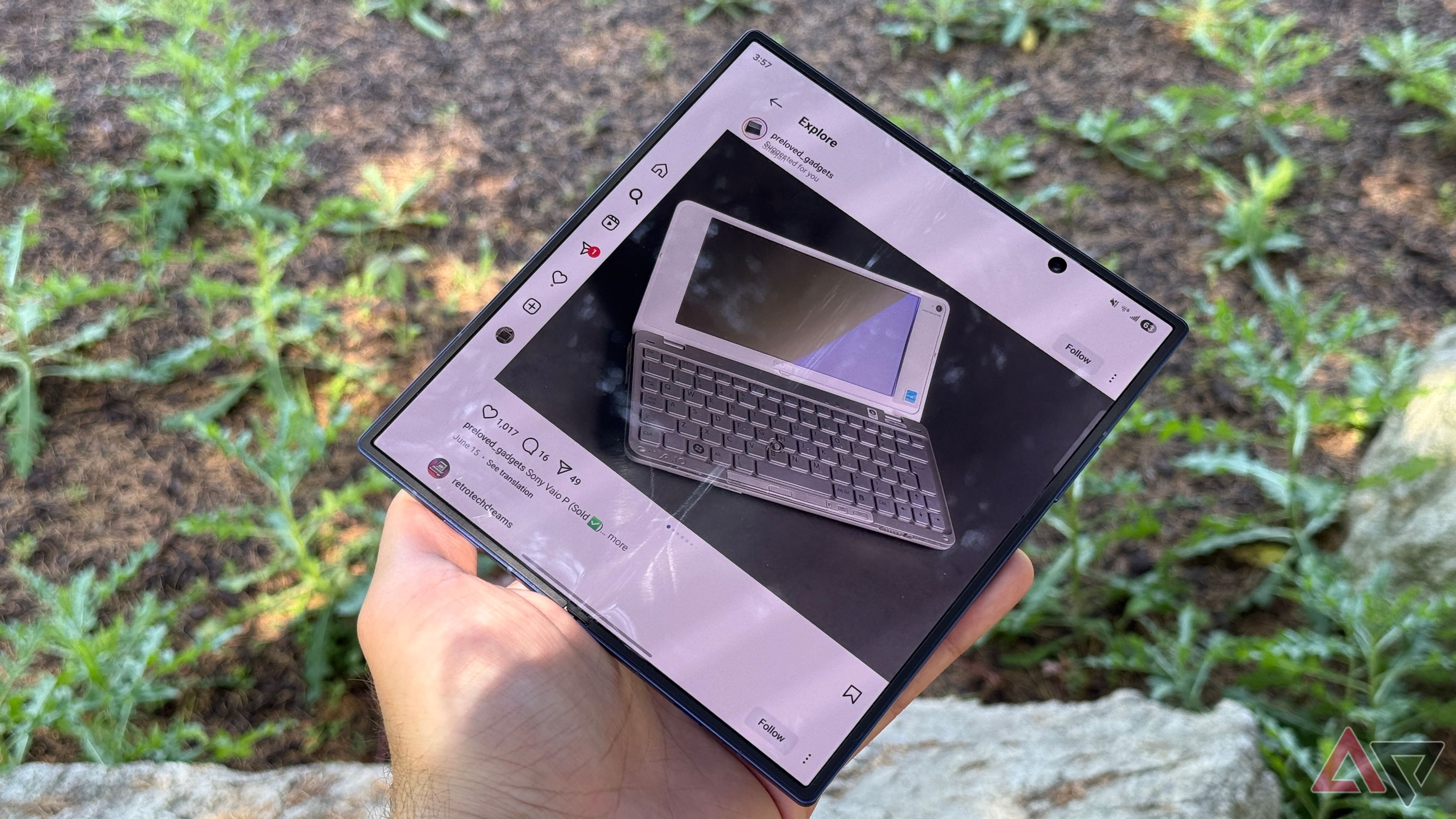 Samsung Galaxy Z Fold 7 che mostra Instagram aperto