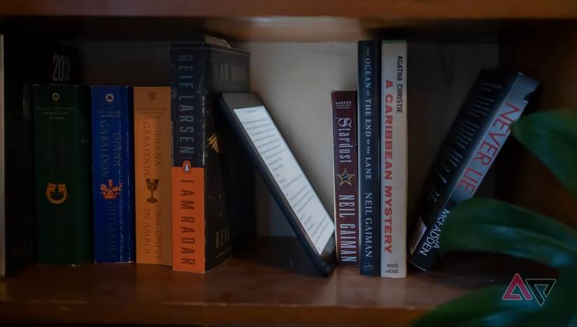 Nook Glowlight 4 Plus colocado em uma prateleira com livros