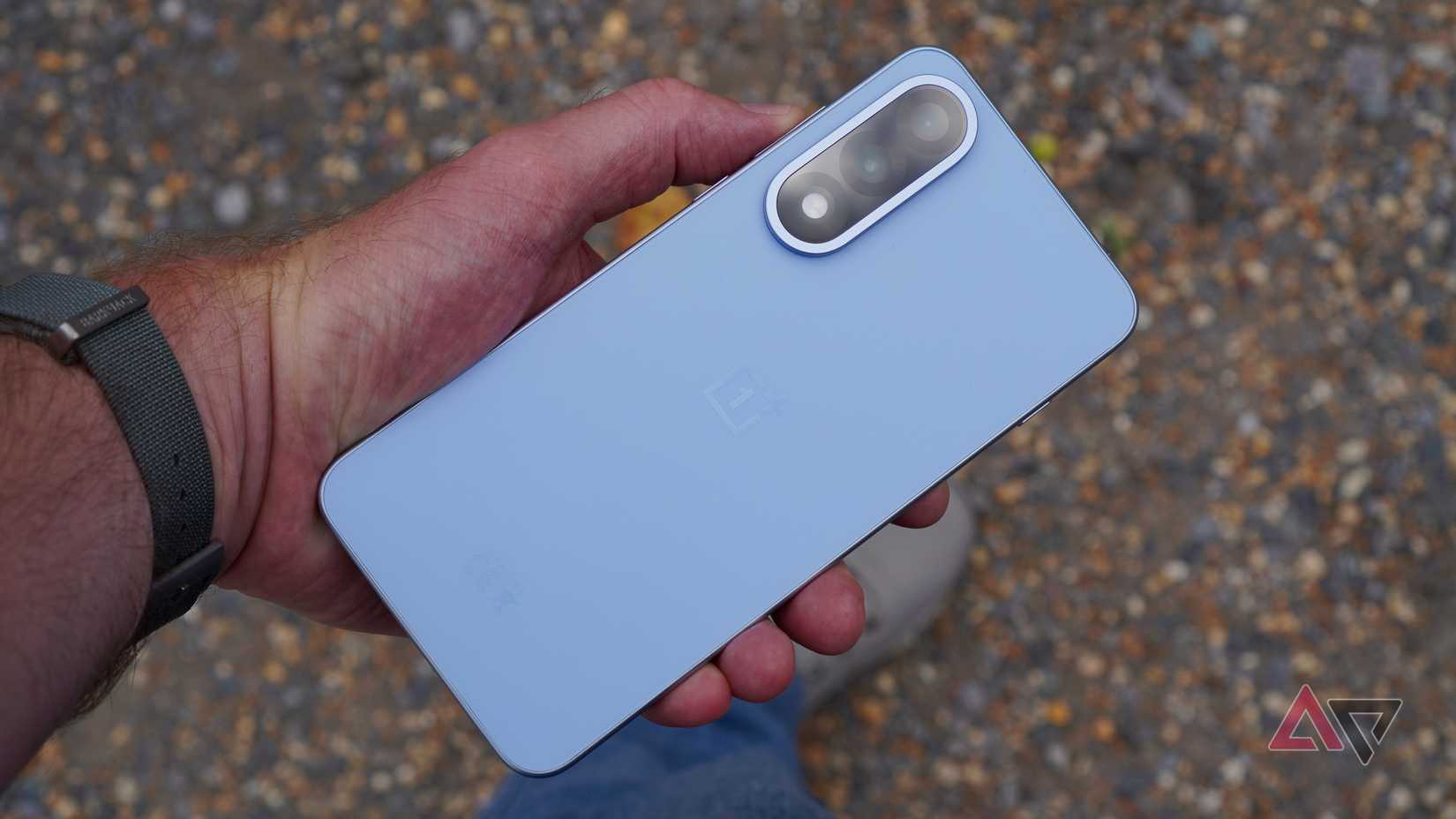 Uma pessoa segurando o OnePlus Nord 5