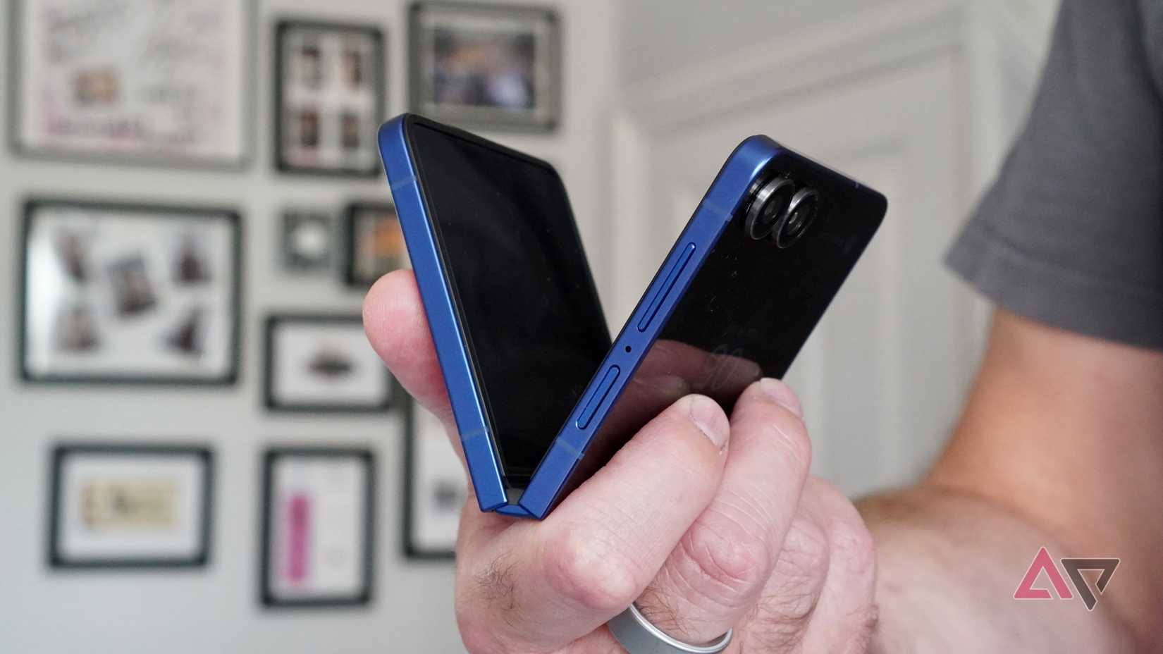 Uma pessoa abrindo o Samsung Galaxy Z Flip 7