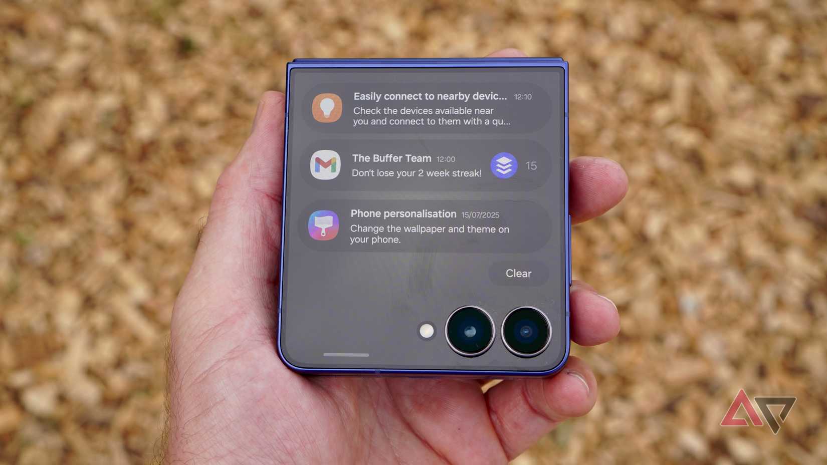 Mostrando o painel de notificações na tela frontal do Galaxy Z Flip 7 no modo flip