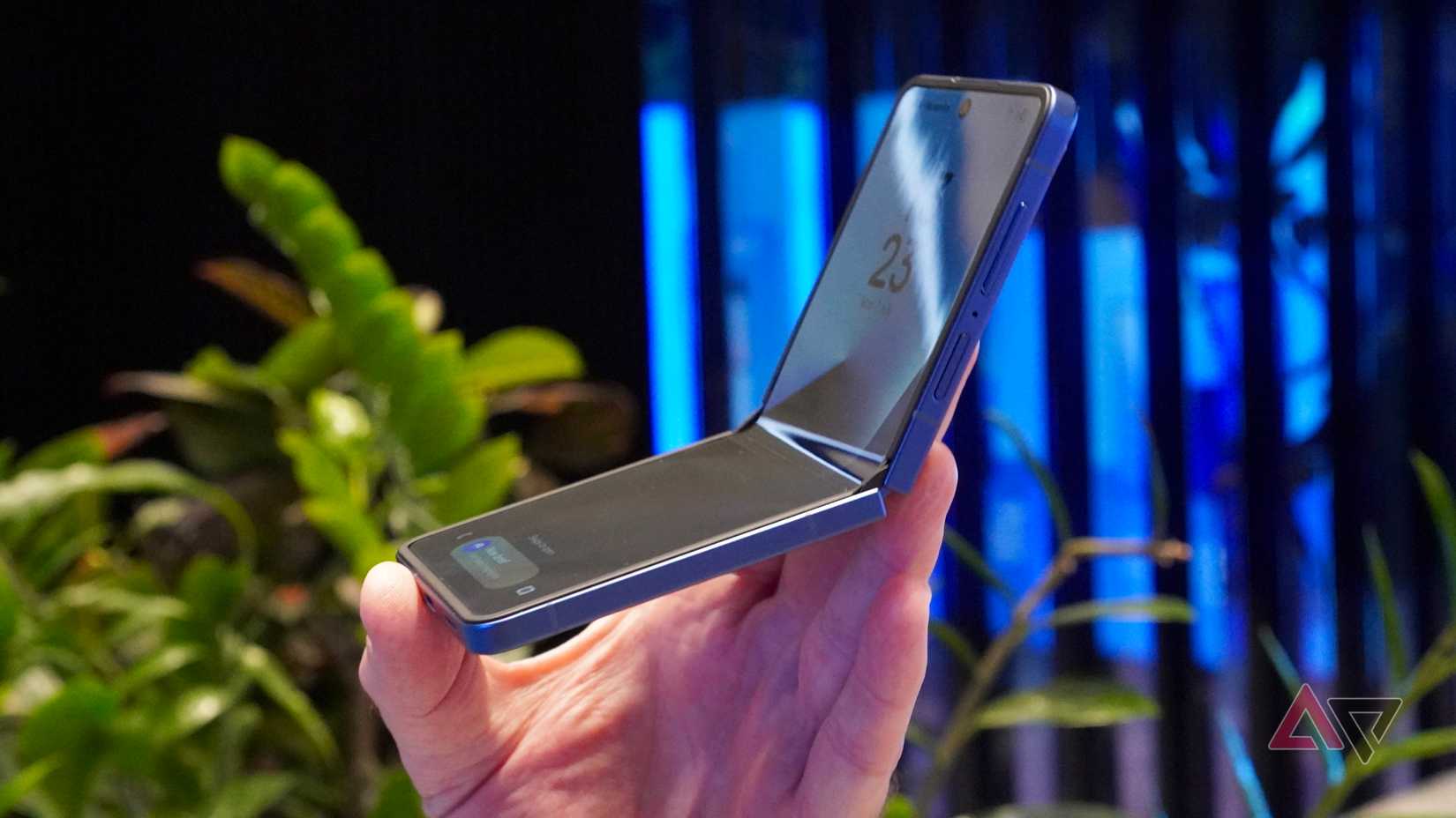 Uma pessoa abrindo o Samsung Galaxy Z Flip 7