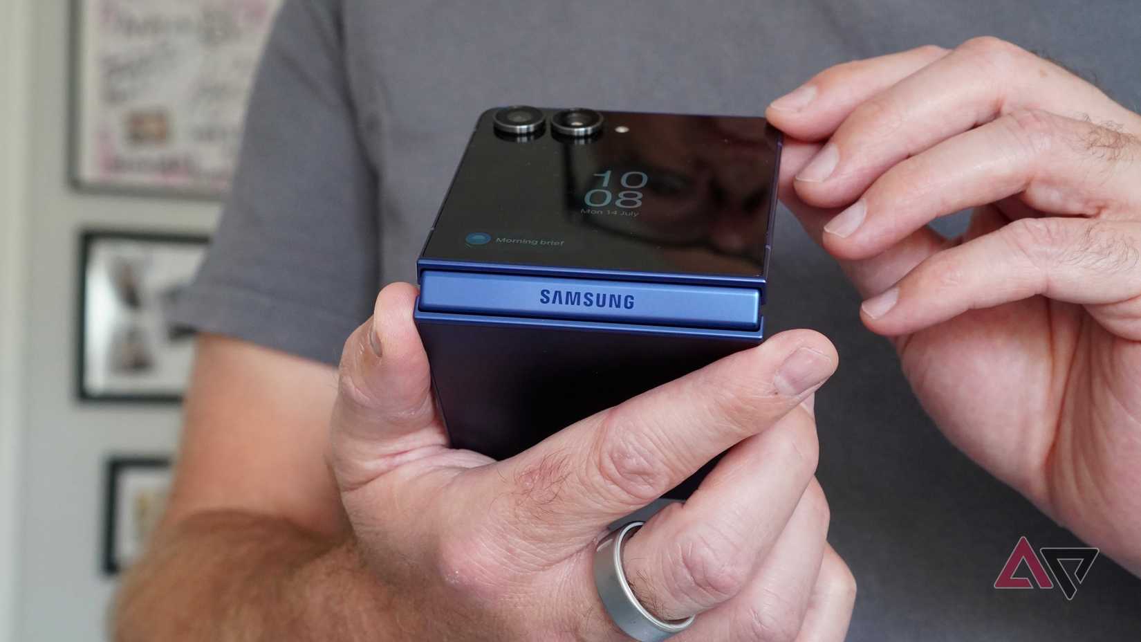 Uma pessoa abrindo o Samsung Galaxy Z Flip 7