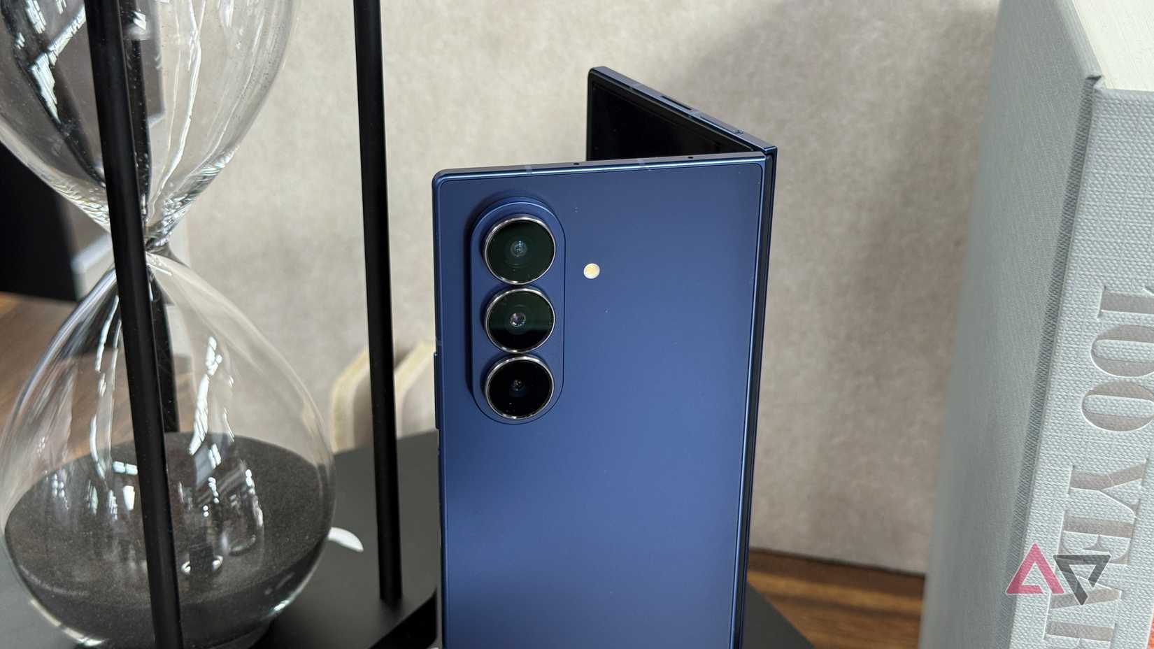 Samsung-Galaxy-Z-Fold-7-in-blu-concentrato-sulla-fotocamera