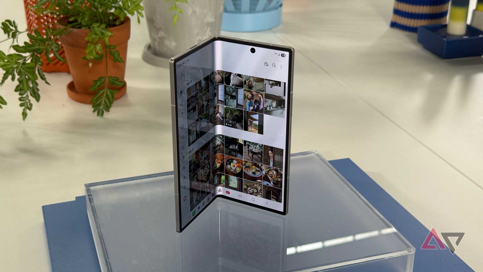 Samsung-Galaxy-Z-Fold-7-estilo livro em pé mostrando a tela interna