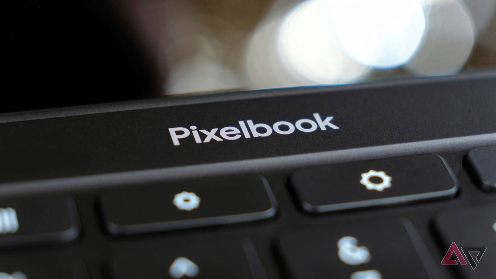 Крупный план фирменной надписи Pixelbook на корпусе устройства Pixelbook Go