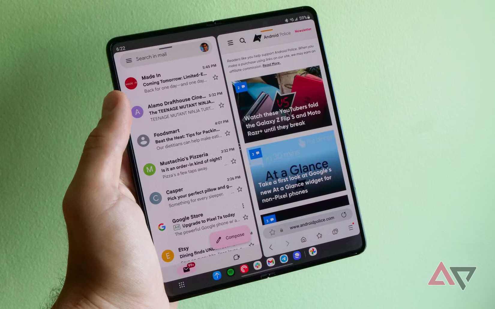 O Galaxy Z Fold 5 em modo de tela dividida.