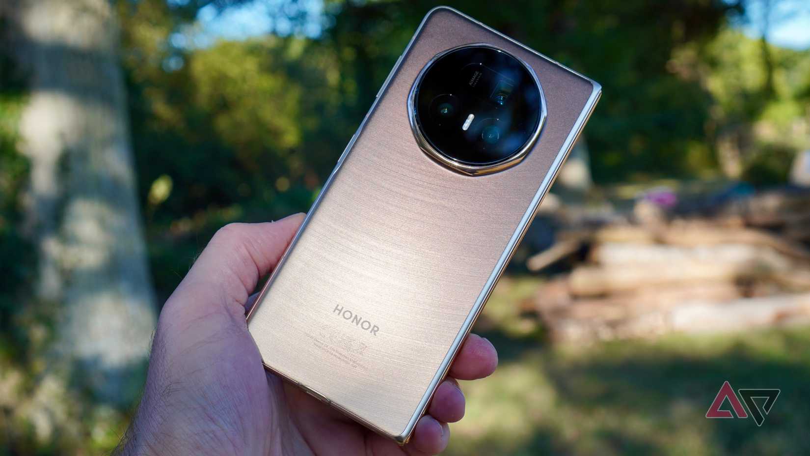 A person holding the closed Honor Magic V5