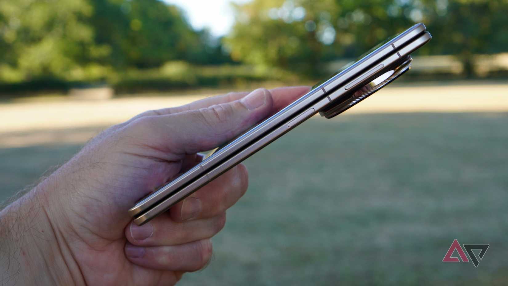 The side profile of the closed Honor Magic V5