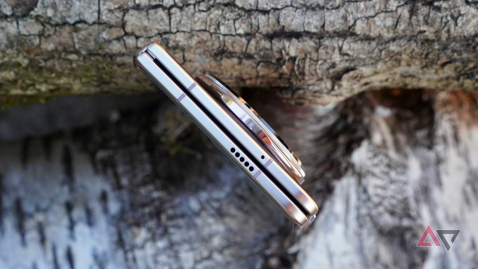 The top of the closed Honor Magic V5