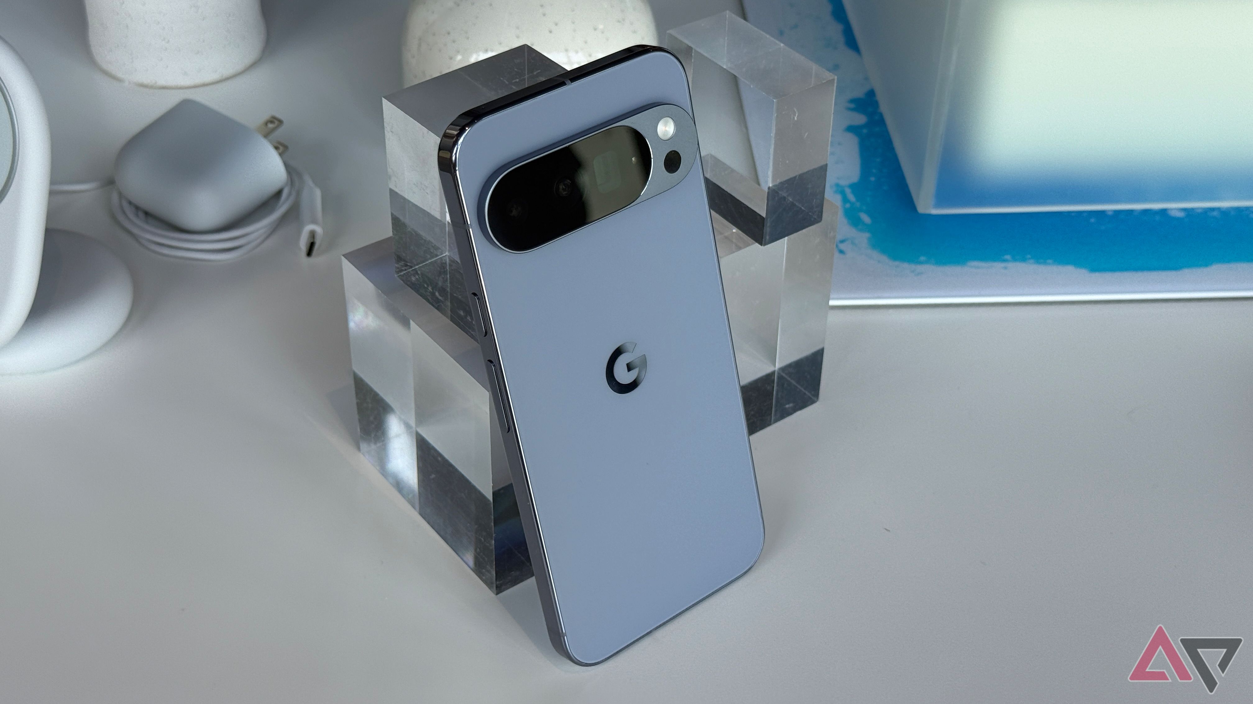 Google Pixel 10 Pro em Moonstone encostado em um bloco