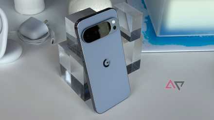 Google Pixel 10 Pro em Moonstone encostado em um bloco