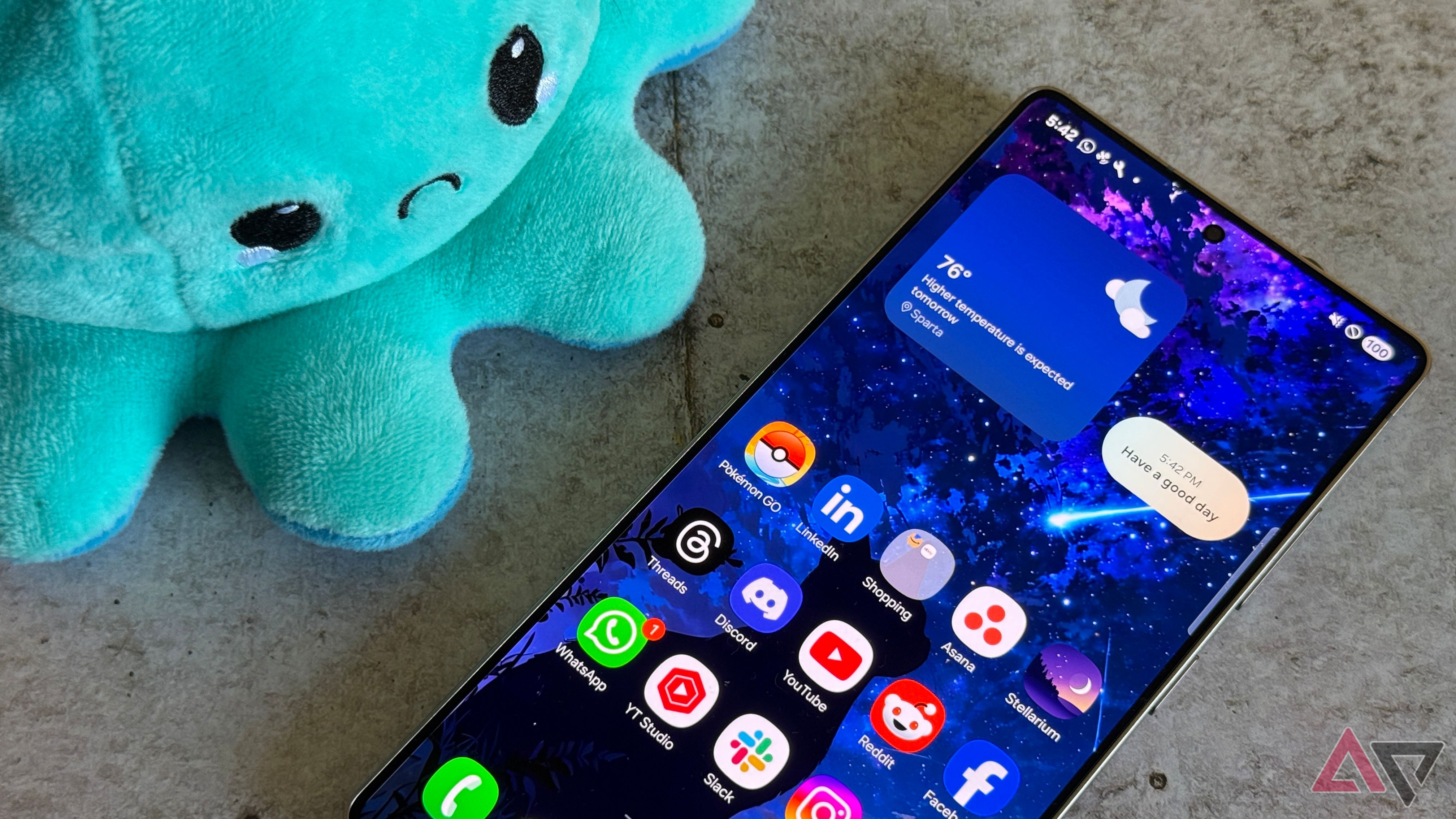 يعرض هاتف Samsung Galaxy S25 Ultra خلفية قطة بجوار Pusheen