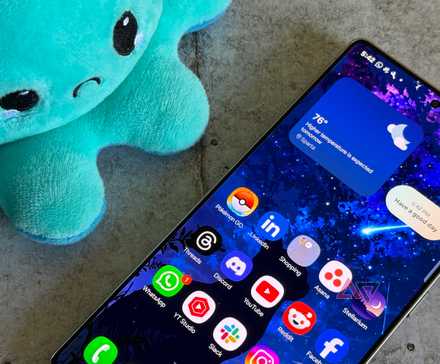 Samsung Galaxy S25 Ultra exibindo um fundo de gato ao lado de Pusheen