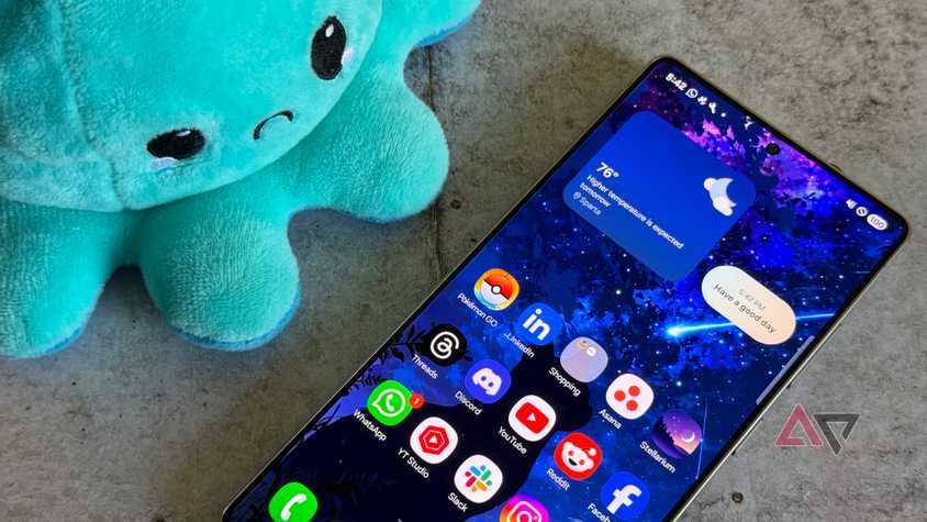 Samsung Galaxy S25 Ultra displaying a cat background next to Pusheen