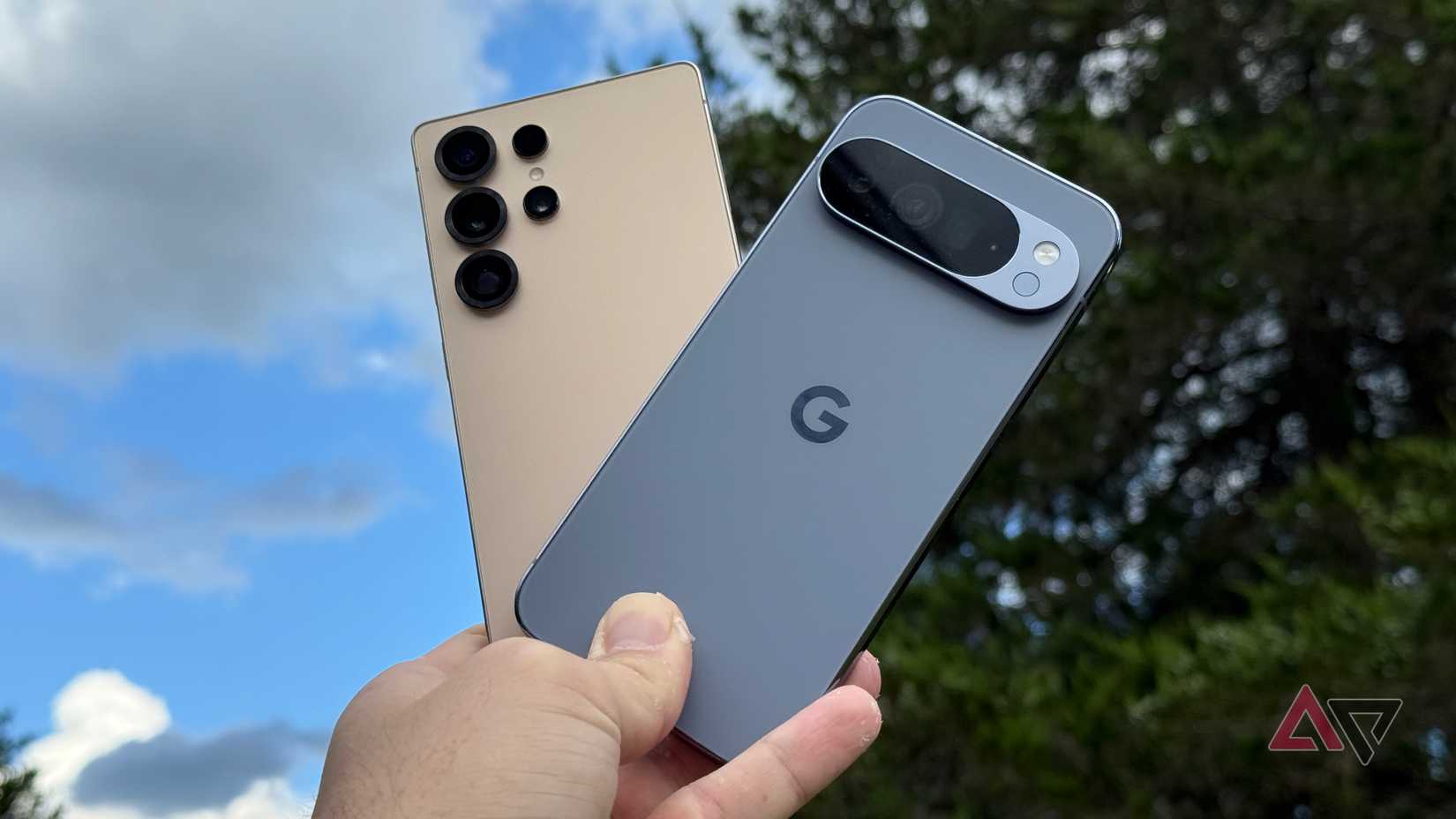 Google Pixel 10 Pro XL e Samsung Galaxy S25 Ultra erguidos contra um céu azul