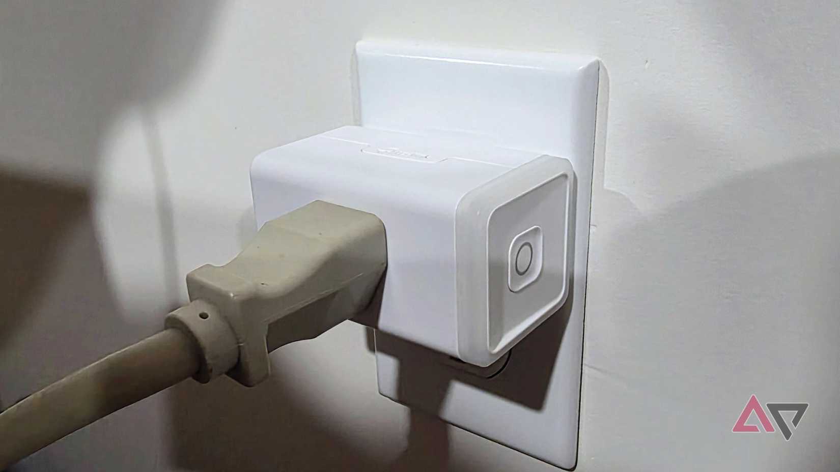 Kasa Mini Smart Plug com um dispositivo conectado a ele.