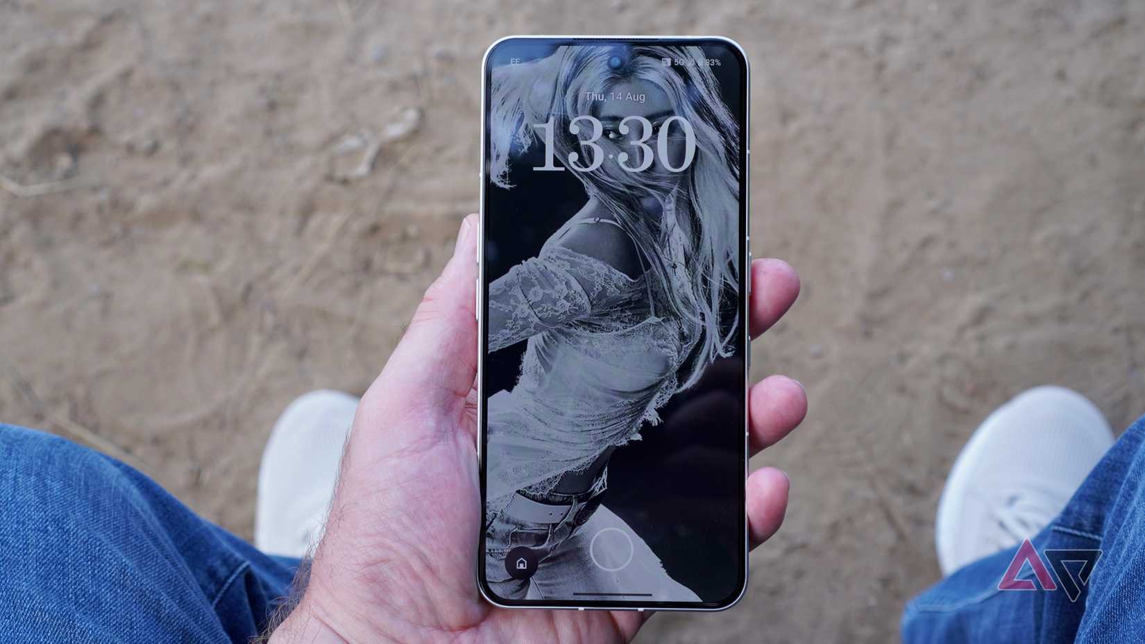 Una persona che tiene in mano il Nothing Phone 3