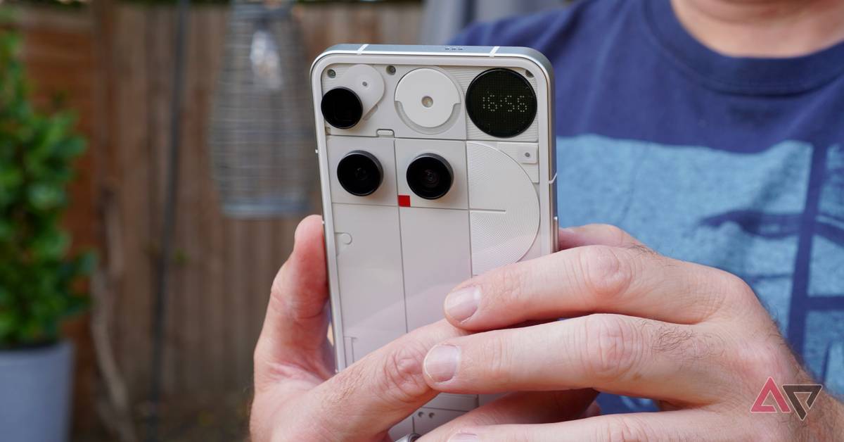 nothing-phone-3-top-back-hand. 