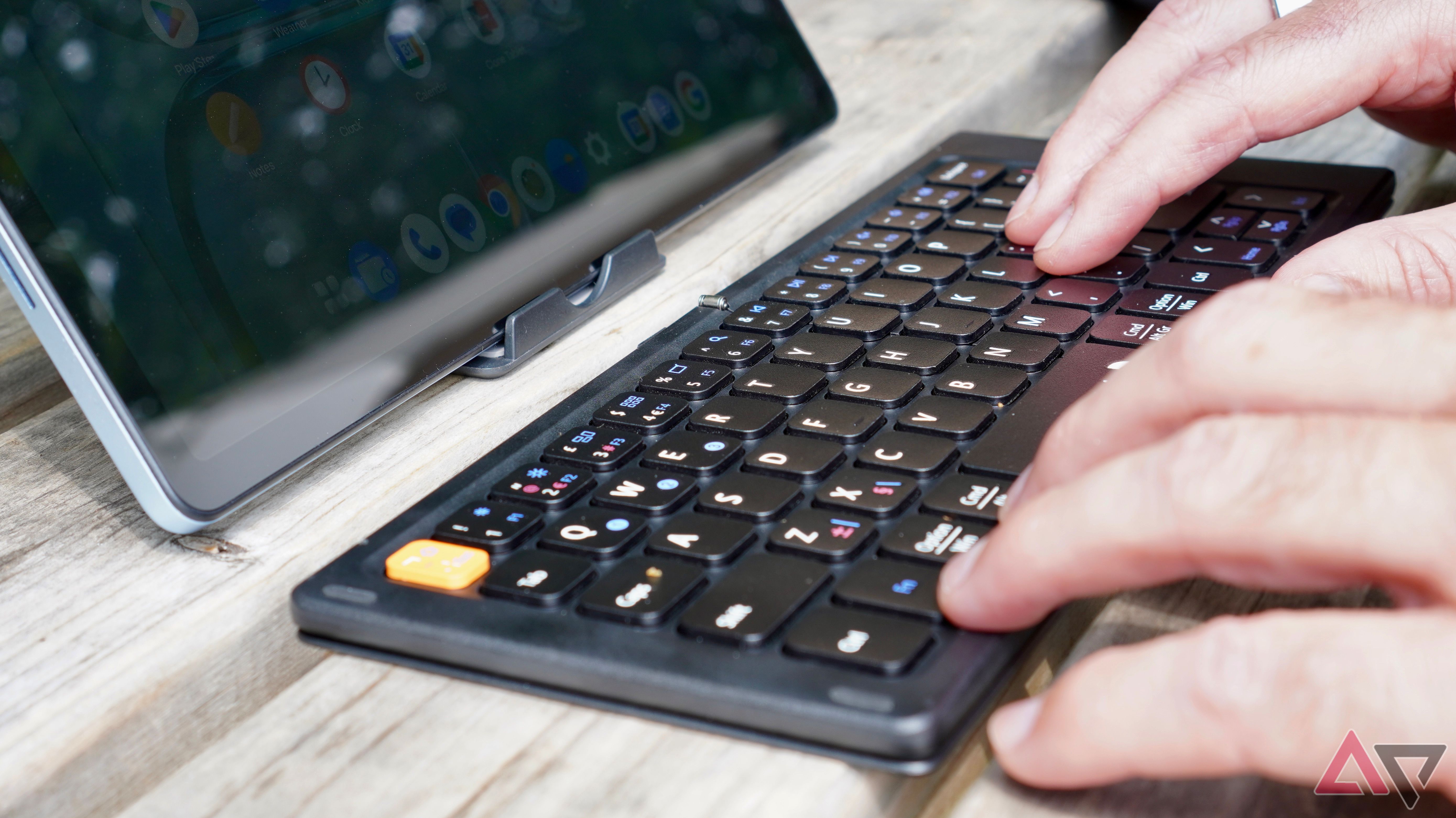 Uma pessoa digitando no teclado dobrável ProtoArc XK04