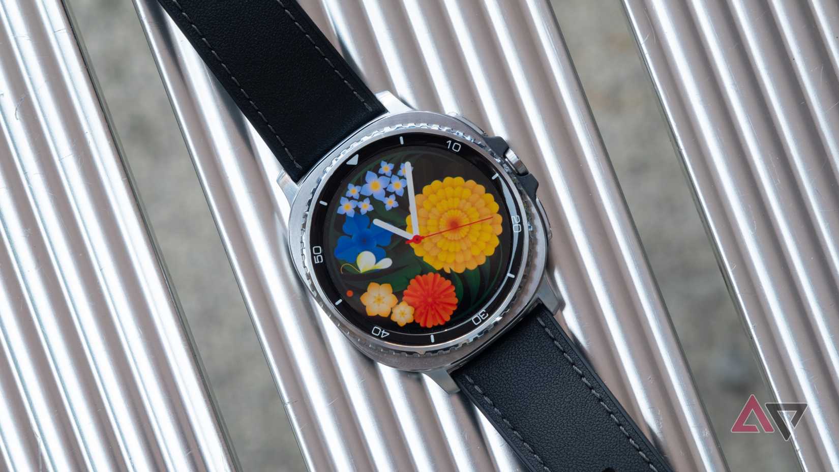 Samsung Galaxy Watch 8 Classic avec cadran fleuri