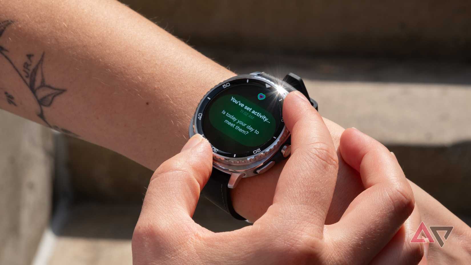 O Samsung Galaxy Watch 8 Classic mostrando uma notificação