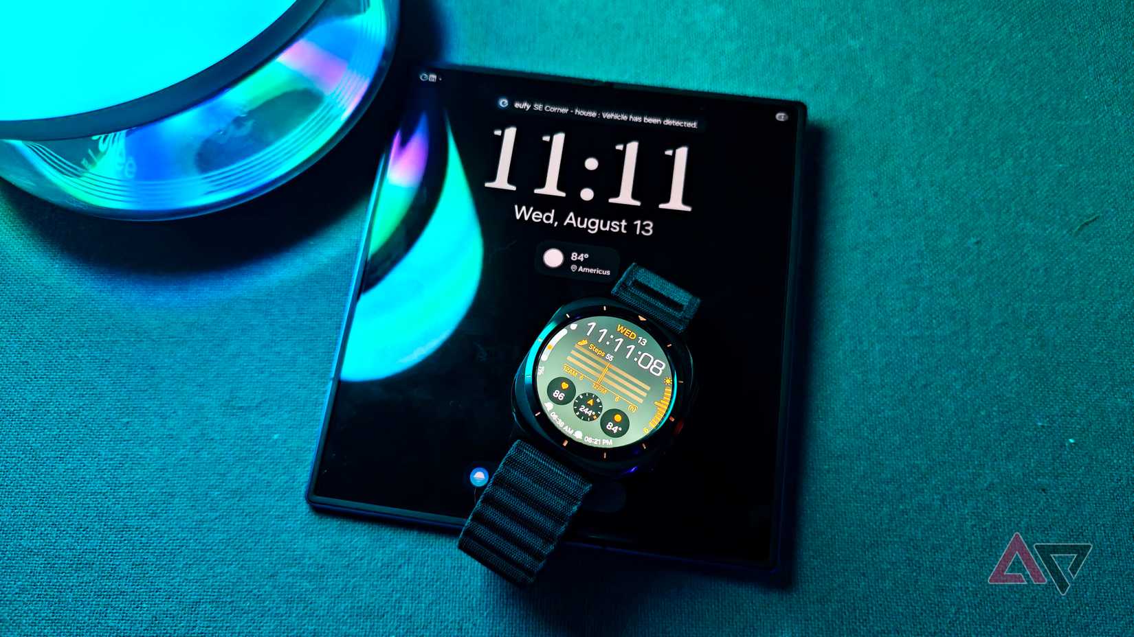 Samsung Galaxy Watch Ultra mostrando o mostrador do relógio no Galaxy Z Fold 7