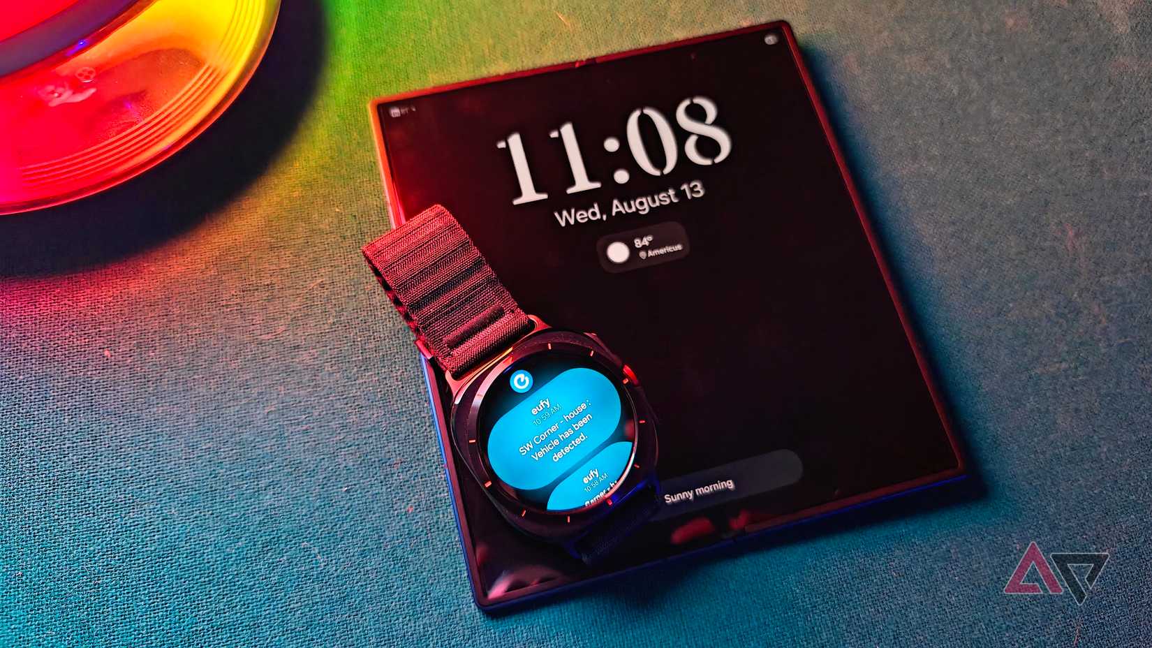 Samsung Galaxy Watch Ultra mostrando notificações aninhadas enquanto estava sentado em cima do Galaxy Z Fold 7
