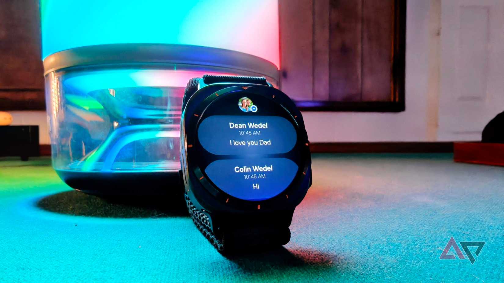 Samsung Galaxy Watch Ultra mostrando notificações aninhadas encostadas no Govee Table Lamp 2 Pro