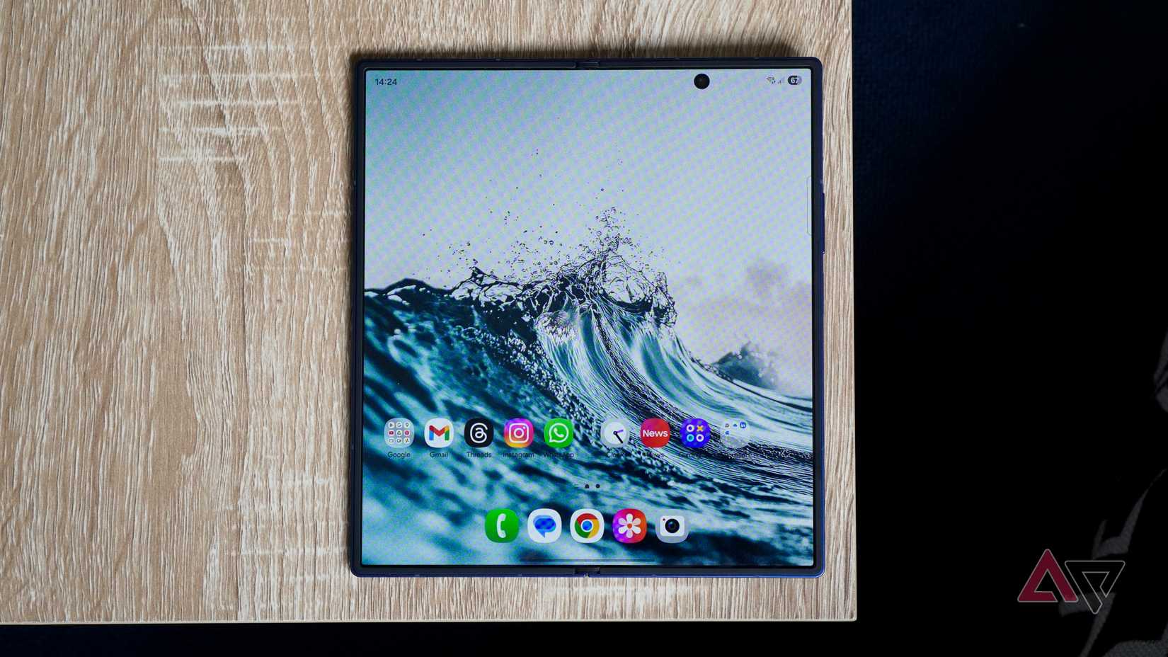 O Galaxy Z Fold 7 abriu em uma mesa de madeira marrom