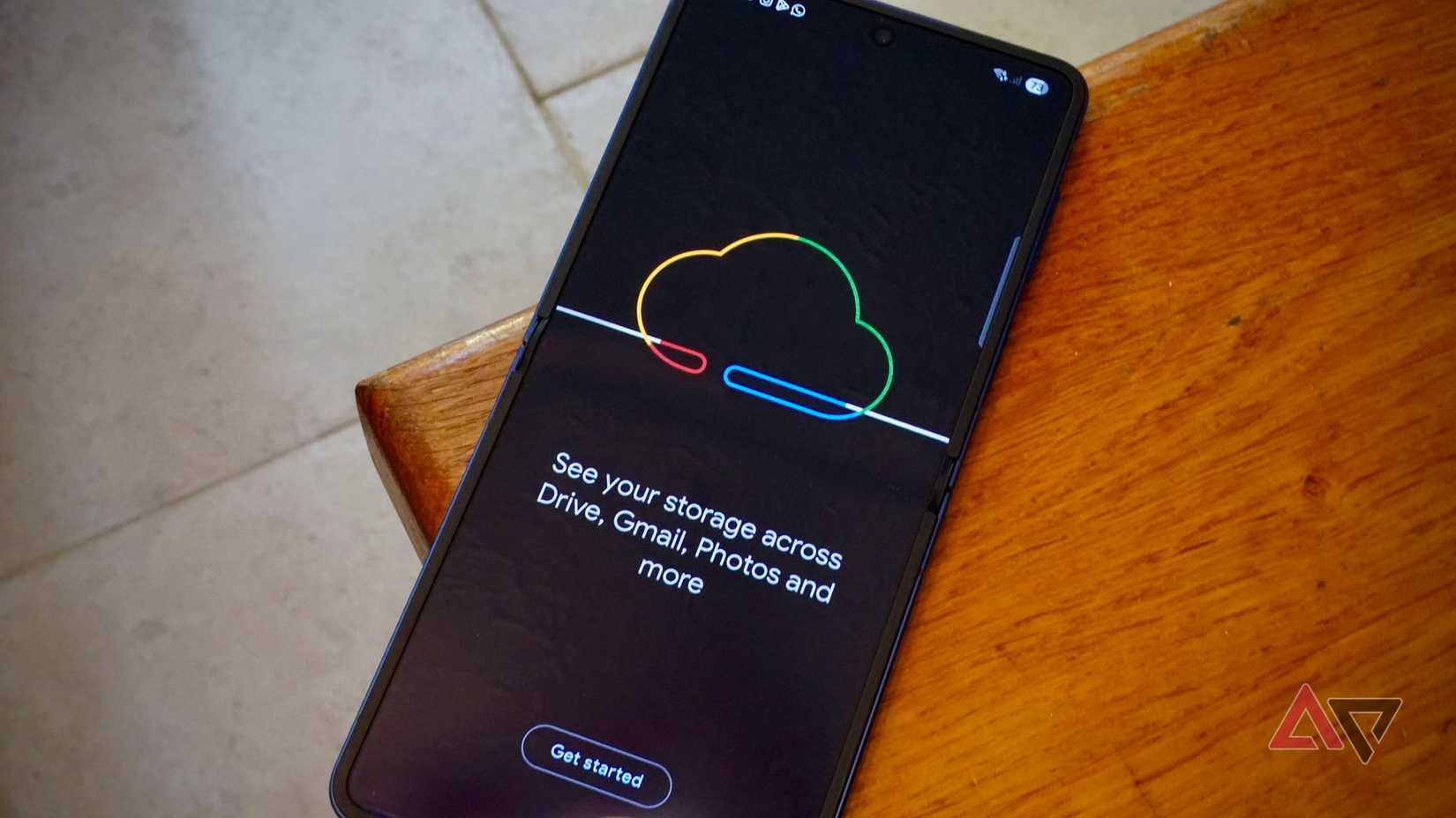 Página de primeiros passos do Google One exibida em um telefone sobre uma mesa