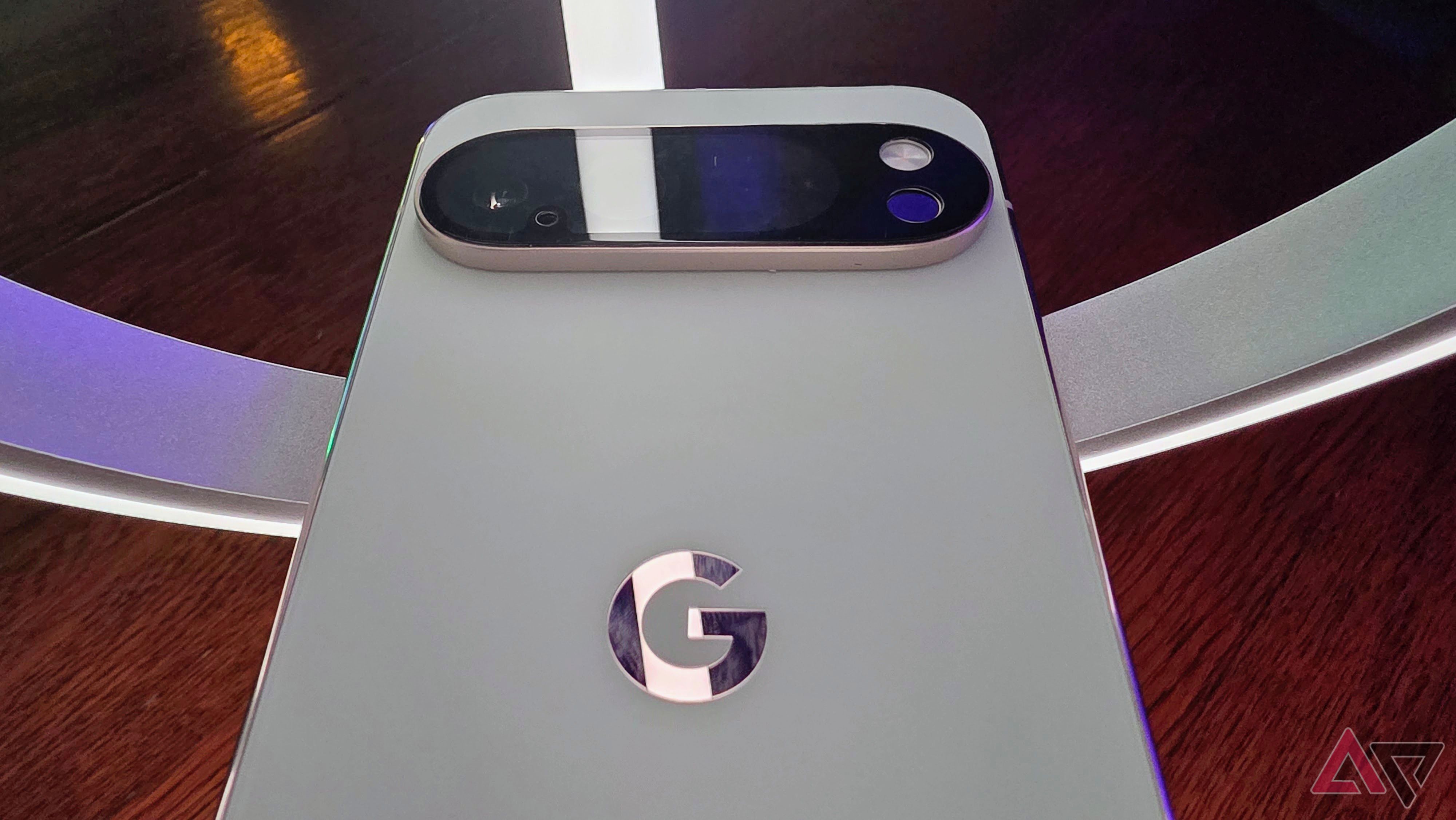 Google Pixel 10 Pro XL mostra il retro del telefono appoggiato su alcune luci smart 