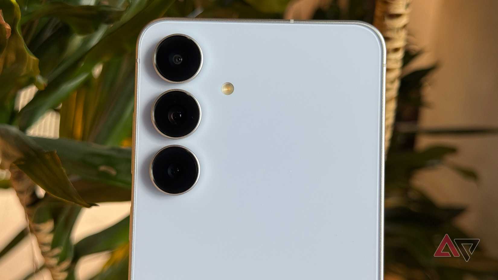 Samsung Galaxy S25 FE in Icyblue