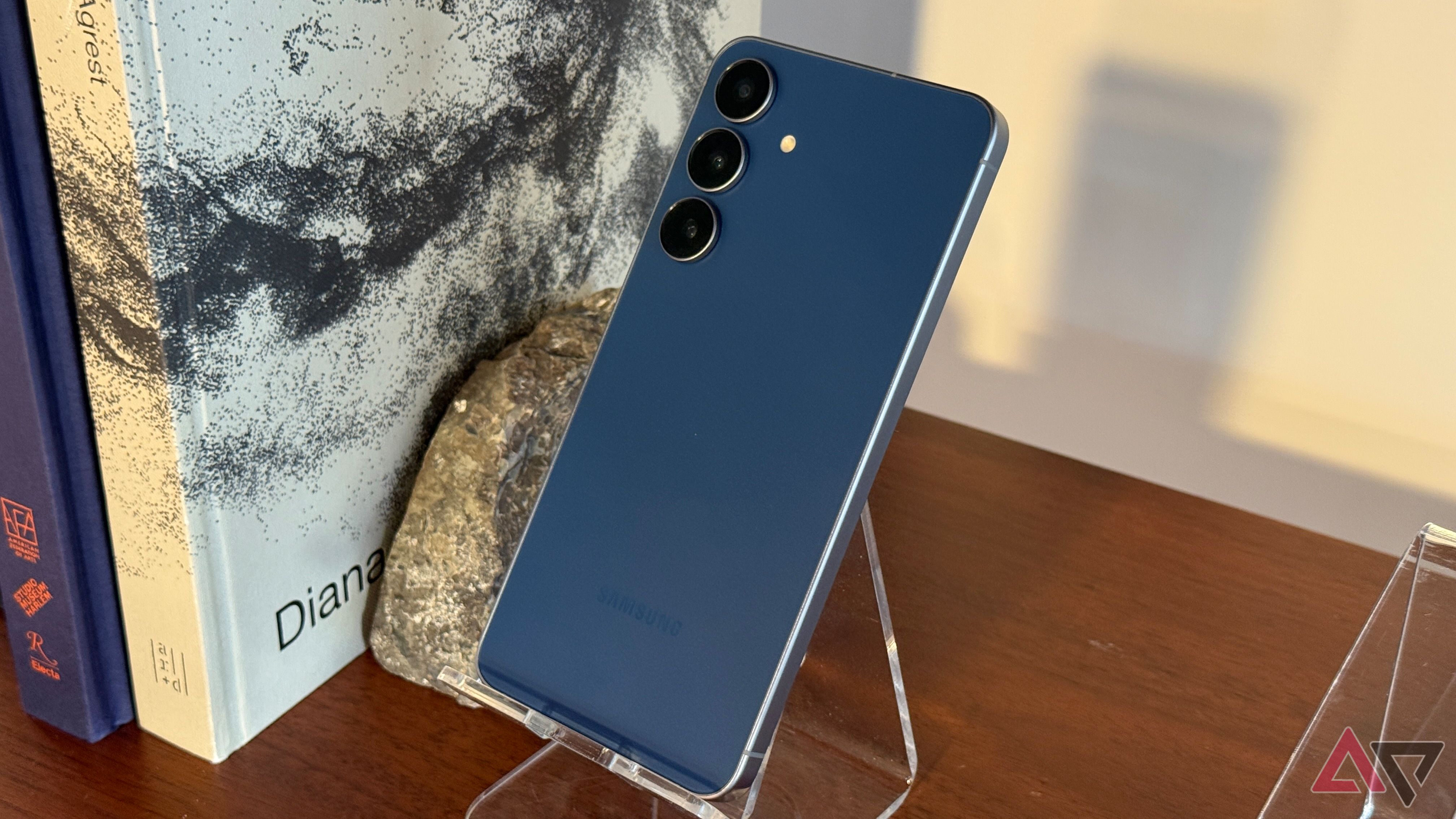 Samsung Galaxy S25 FE in Navy