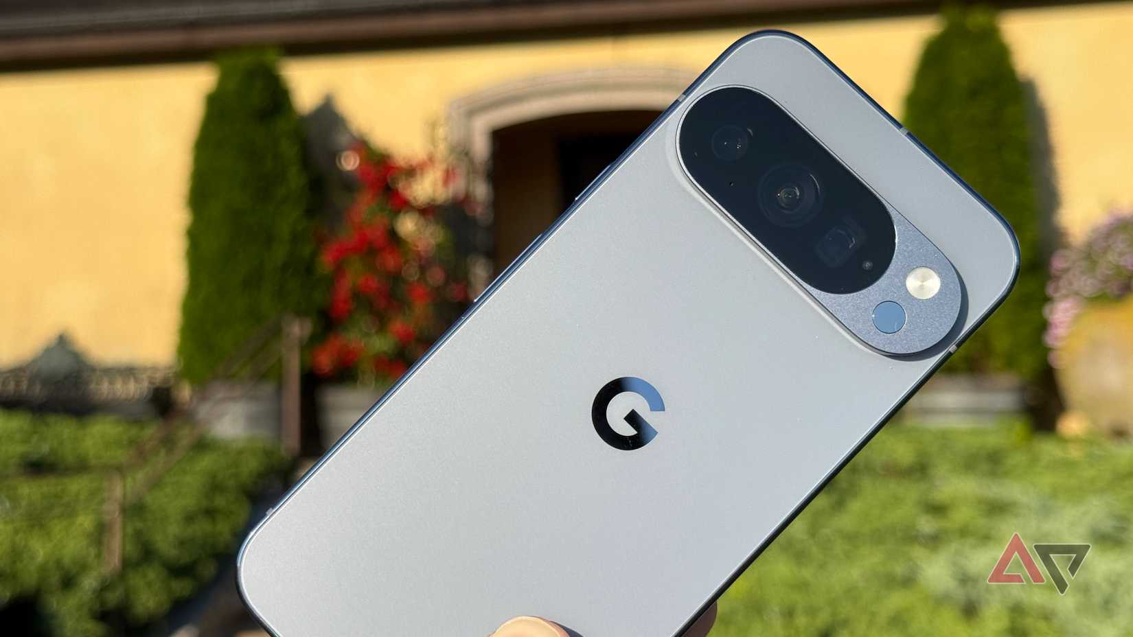 Google Pixel 10 Pro Camrea Sensors contra o cenário de construção