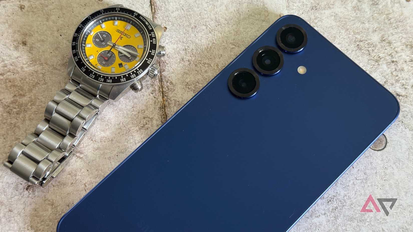 تبدو تشكيلة Galaxy S26 من سامسونج وكأنها فرصة ضائعة تنتظر حدوثها 2 Samsung Galaxy S25+ بجوار ساعة Seiko الصفراء