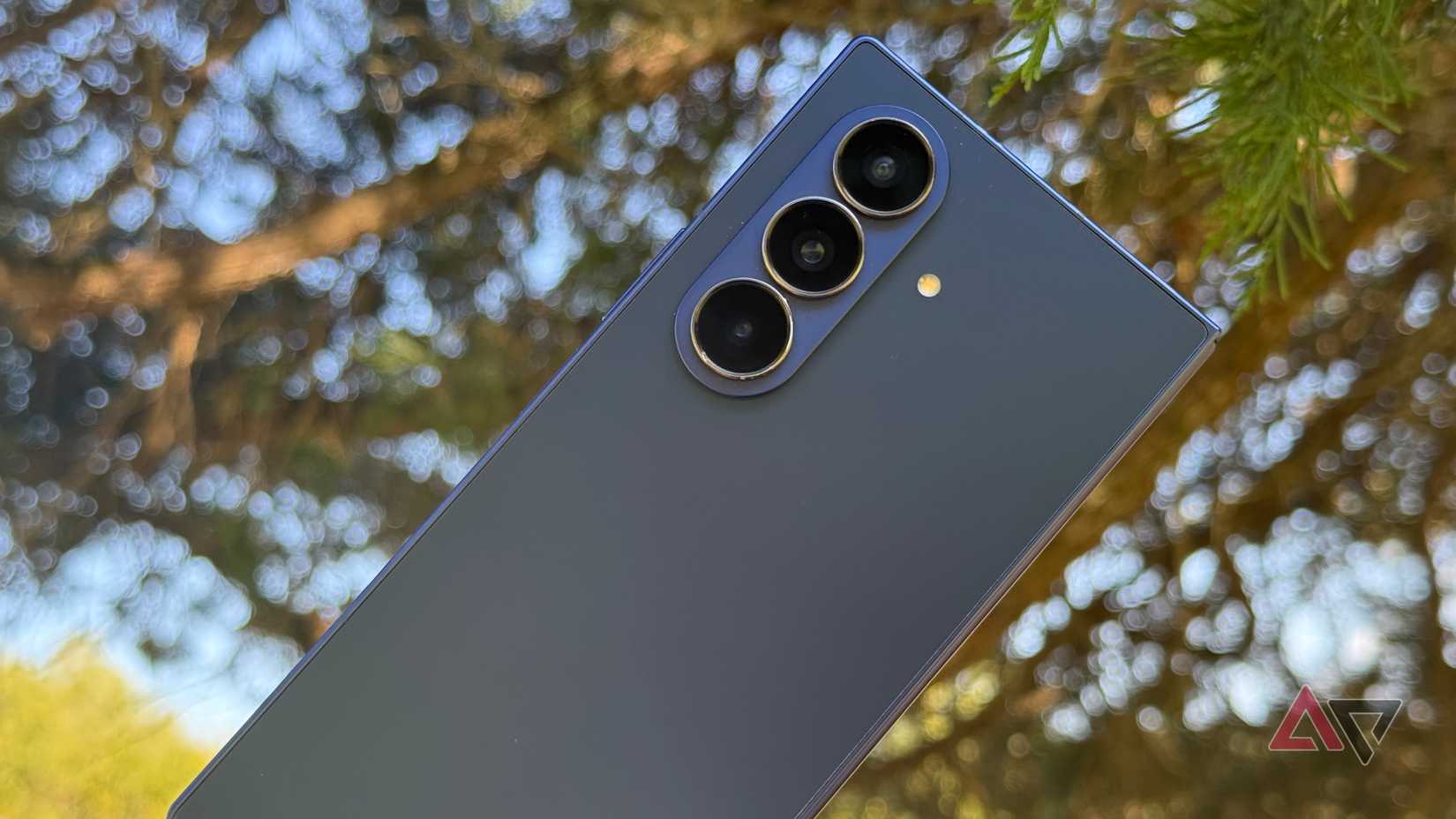 Samsung Galaxy Z Fold 7 appoggiato a un albero al crepuscolo