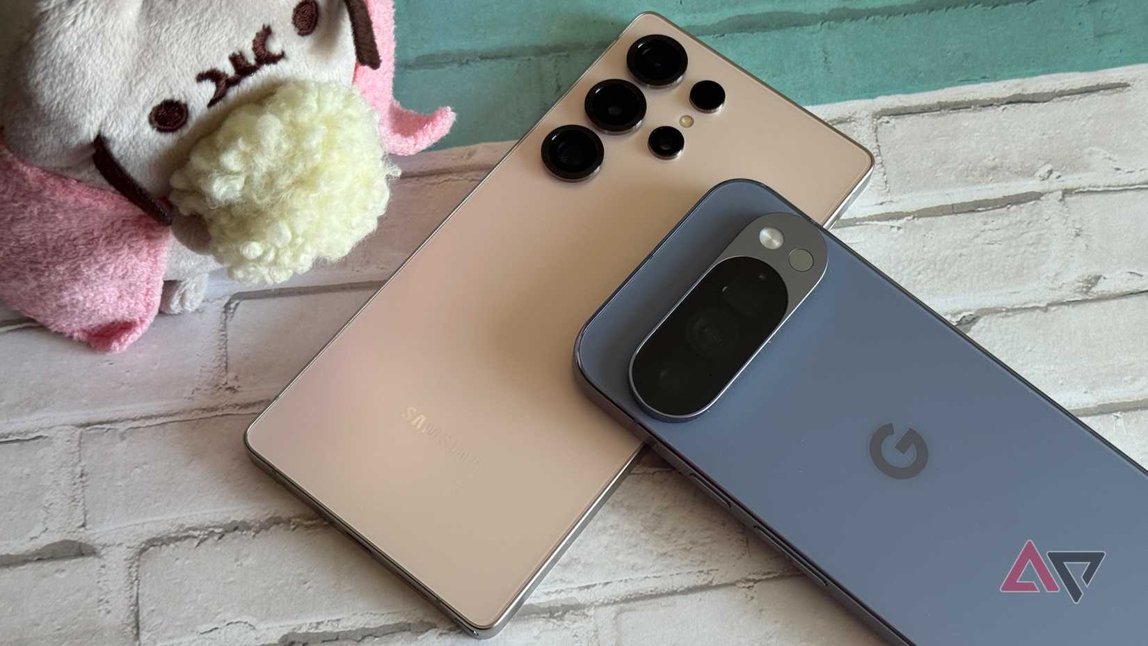 Google Pixel 10 Pro XL deitado em um Samsung Galaxy S25 Ultra