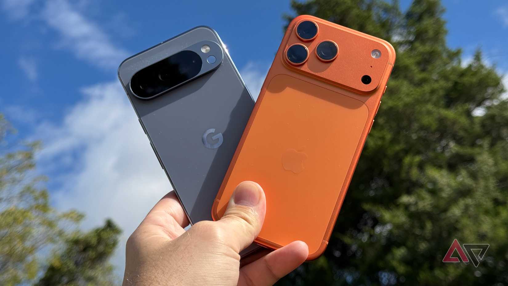 Google Pixel 10 Pro XL segurado ao lado de um Apple iPhone 17 Pro Max