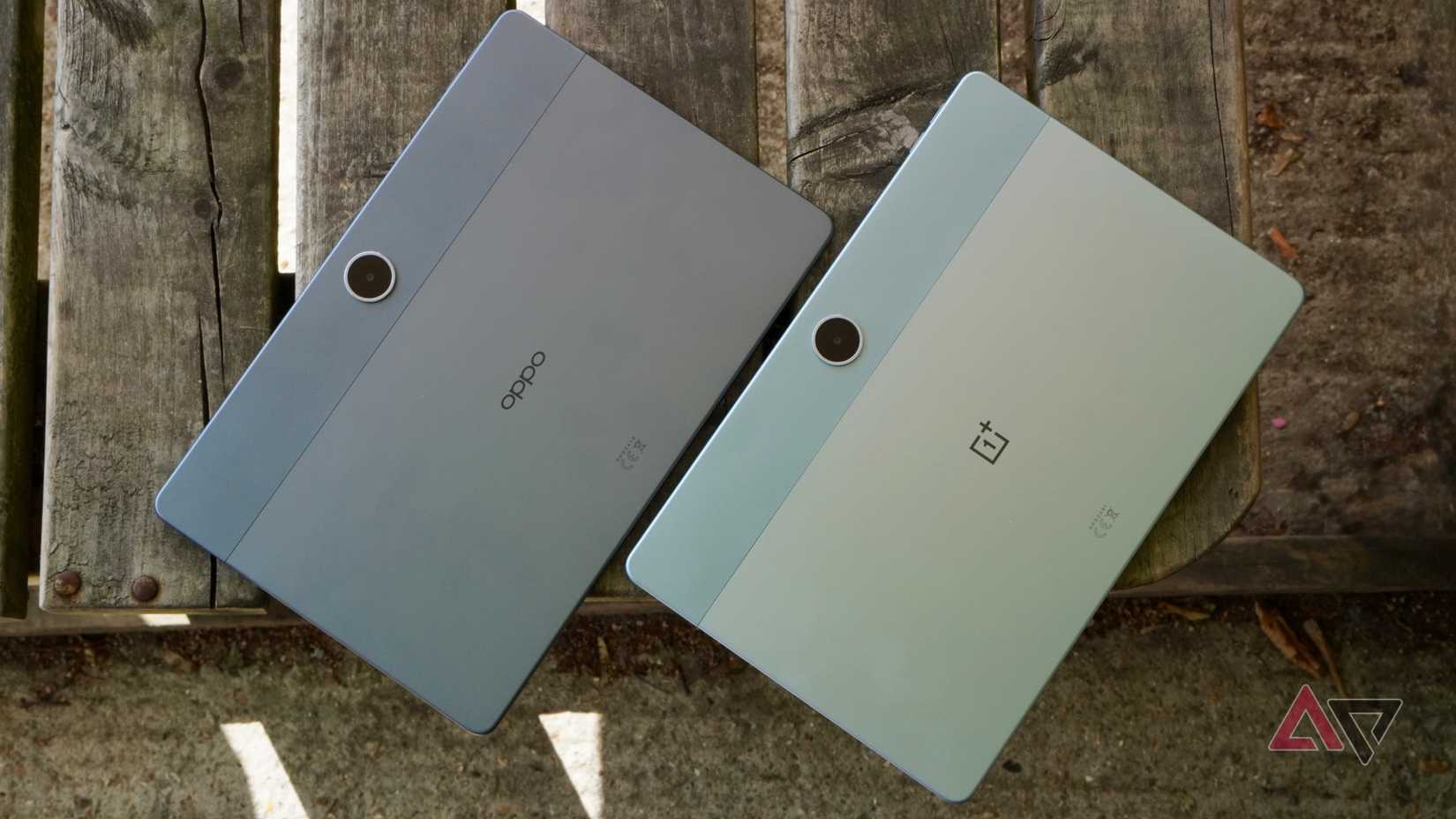 A parte traseira do Oppo Pad SE e do OnePlus Pad Lite