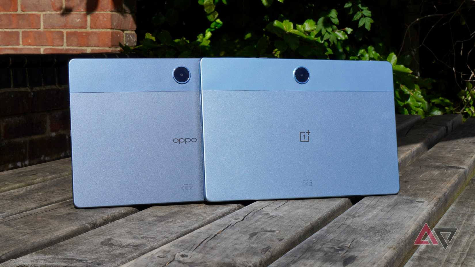 A parte de trás do OnePlus Pad Lite e o Oppo Pad Se