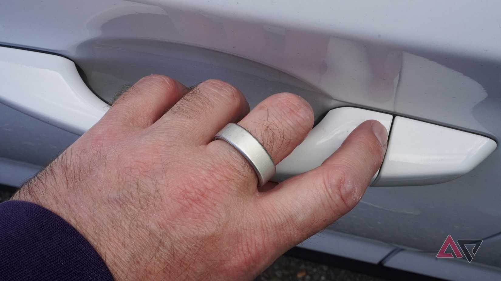 A person wearing the Oura Ring 4