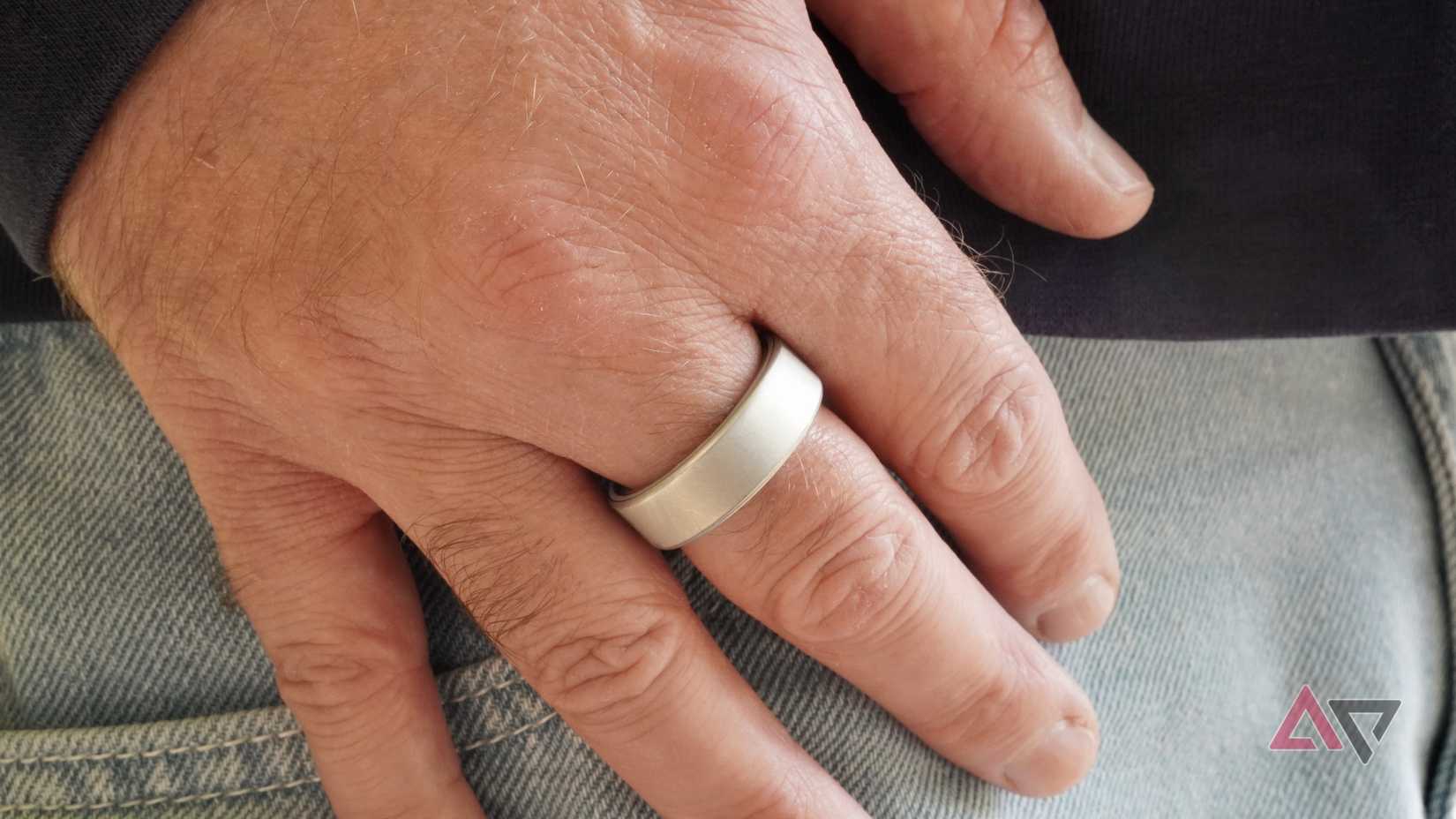 A person wearing the Oura Ring 4