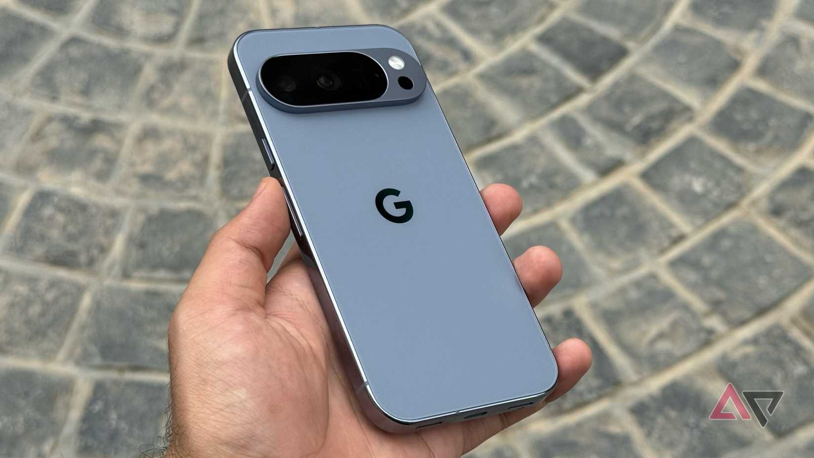 هاتف Google Pixel 10 Pro في متناول اليد (لون حجر القمر)