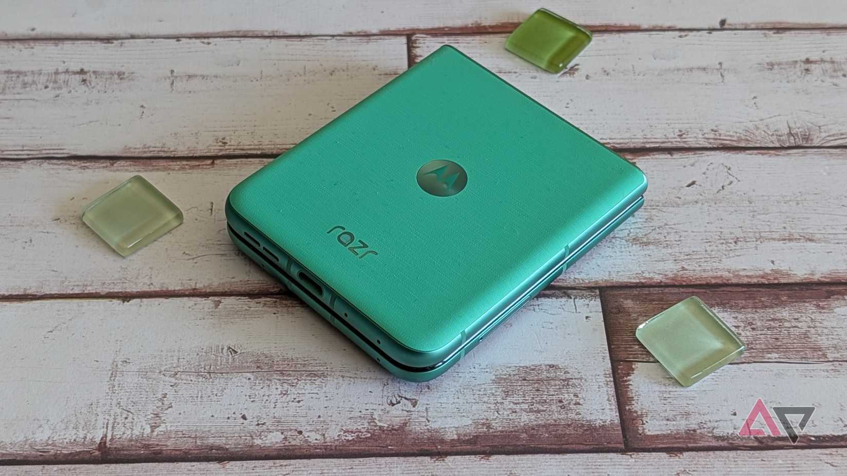 Motorola Razr 2025 cercado por contas verdes
