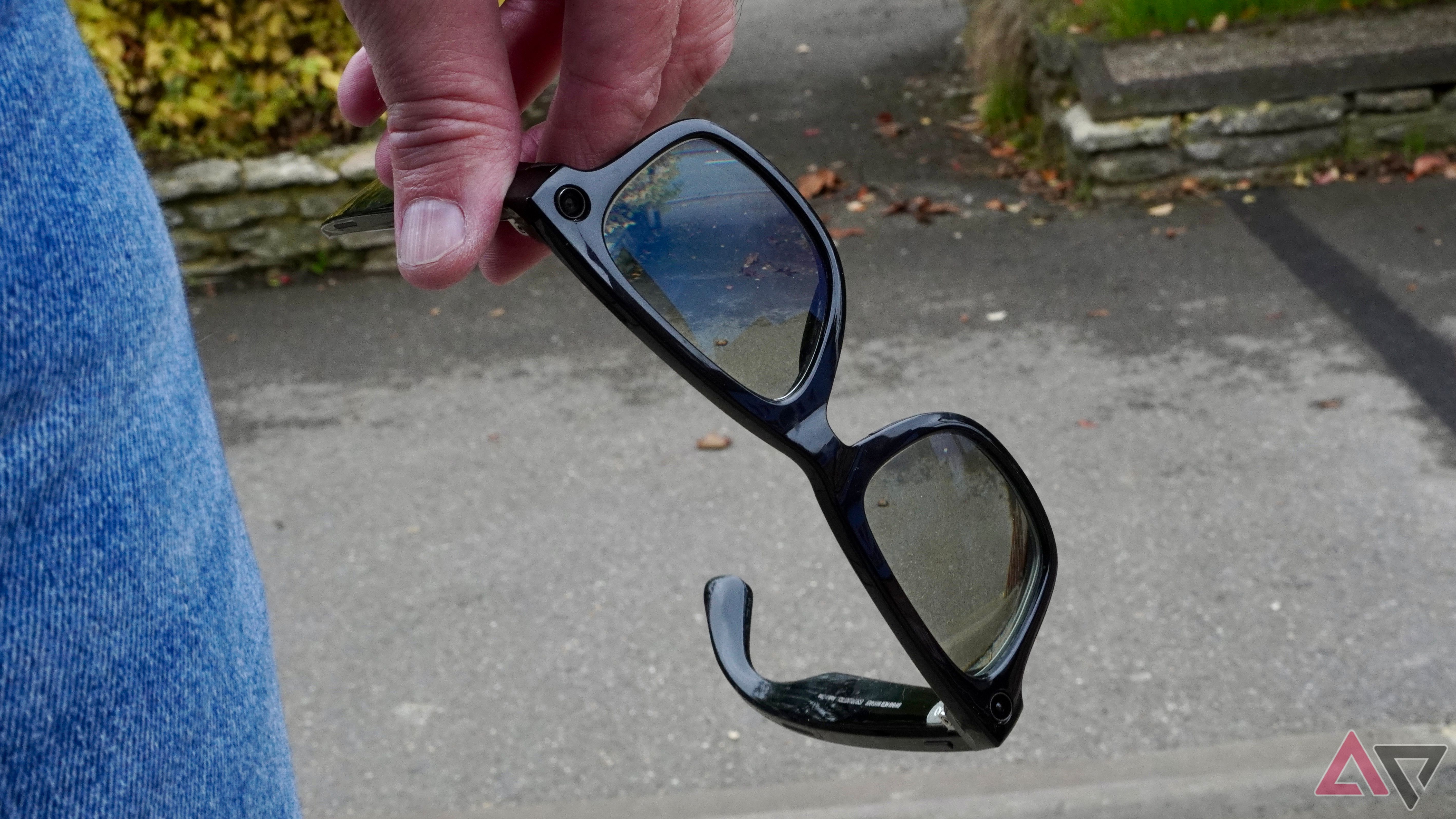 Una persona con in mano gli smartglass Ray-Ban Meta